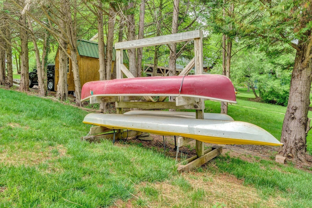 Dancing Water - Sleeps 10, Private Dock, Game Room & Hot Tub