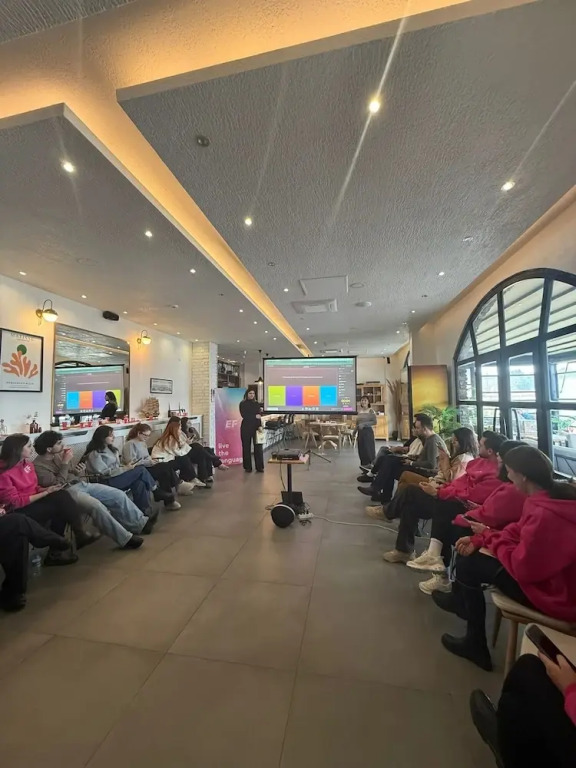 8 Rooms Hotel