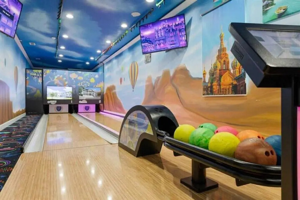 2413-12-rd-famous World Cities Themed Bowling Home