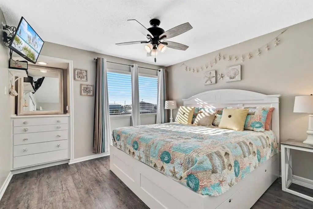 South Winds unit 2-Gorgeous Newly Updated Condo in the Heart of Gulf Shores!!