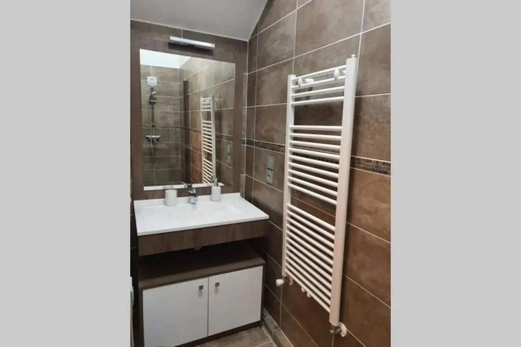 Superbe appartement T2 dans résidence neuve avec vue exceptionelle sur les montagnes, avec parking privatif.situé à proximité immédiate du centre ville de chorges.