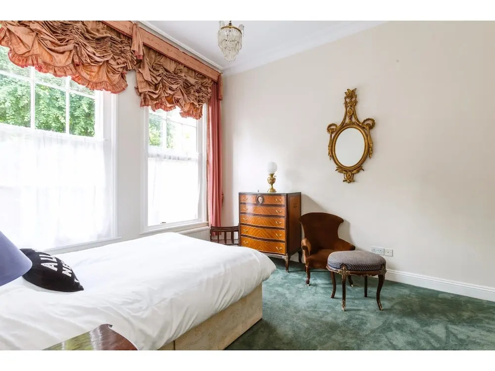 Bright, Spacious West Hampstead Flat for 4