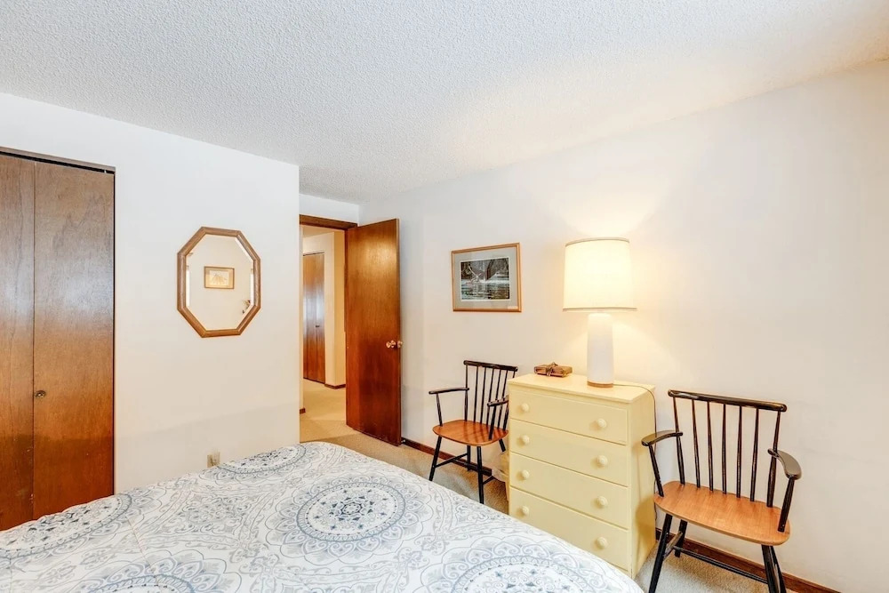 33sw - Wifi - Fireplace - Amenities - Sleeps 4 1 Bedroom Home by RedAwning