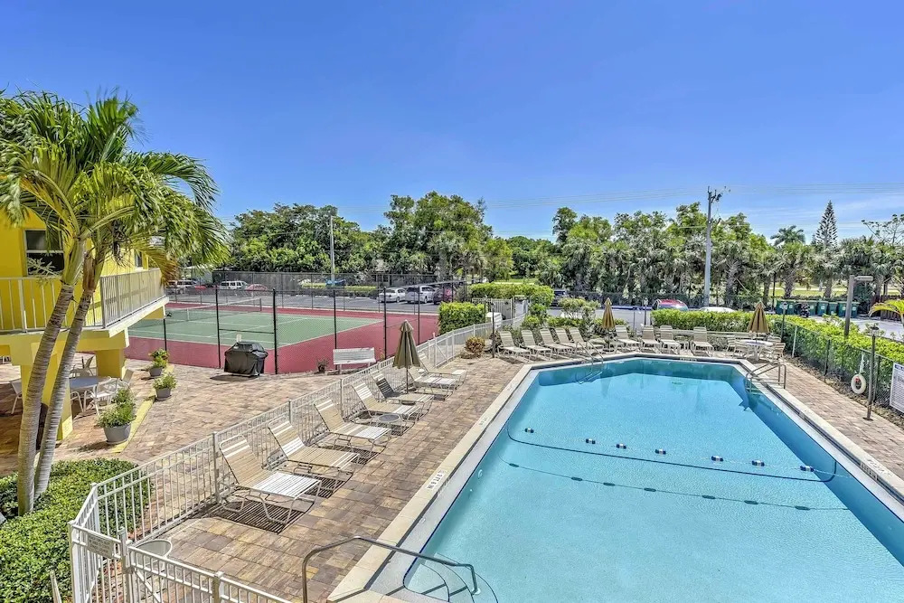 Marco Island Condo w/ Patio: Steps to Beach Access