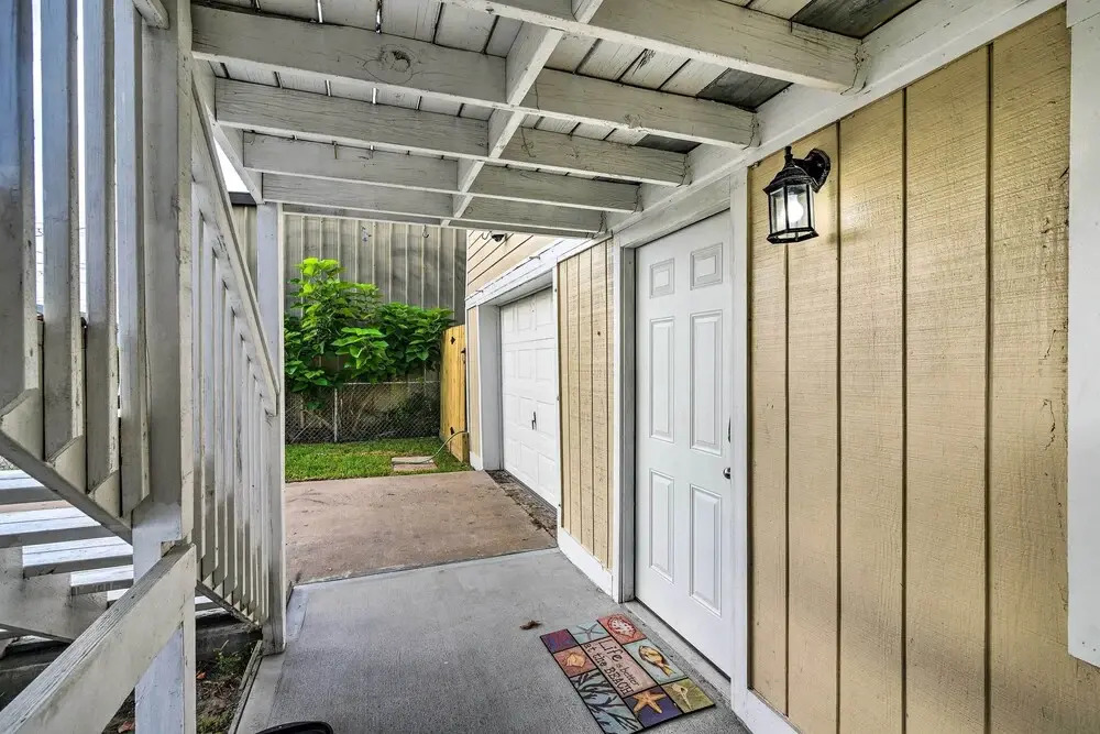 1 Mi to Seawall! Dog-Friendly Coastal Getaway