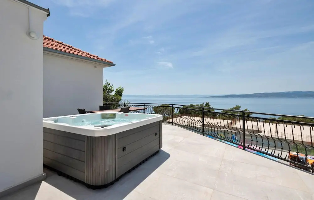Nice Home in Brela with Hot Tub, WiFi & 4 Bedrooms