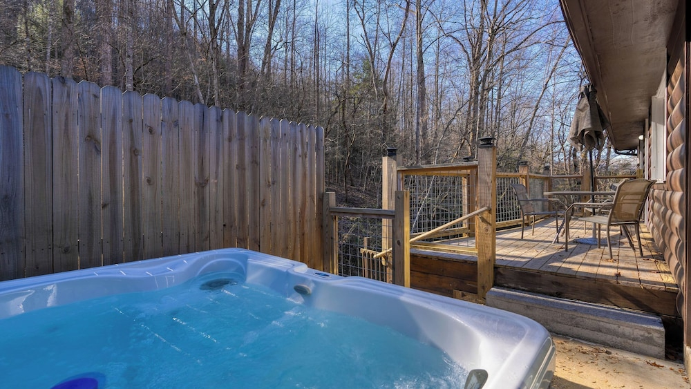 Creekside Haven by Avantstay Hot Tub, Outdoor Dining Area Nestled Next to Creek