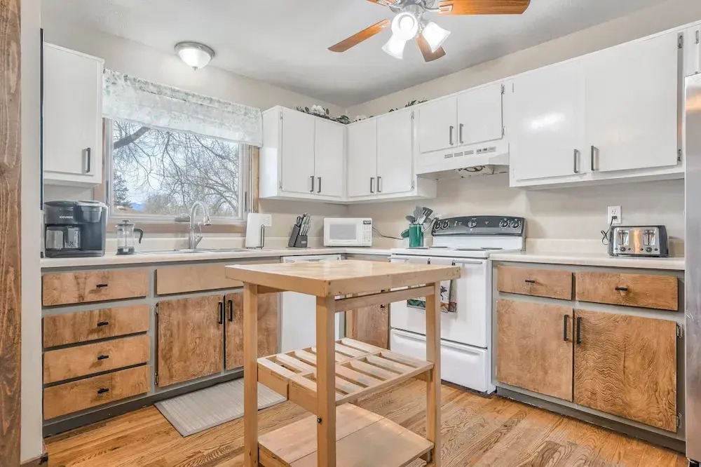 One Level Home Near Downtown Hot Tub