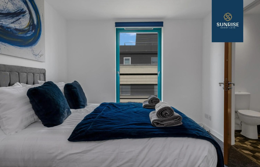 THE PENTHOUSE, Stunning Views, Foosball Table, Central Location, 3 Rooms, Sleeps 6, Ideal for Families, Tourists, Business Travellers