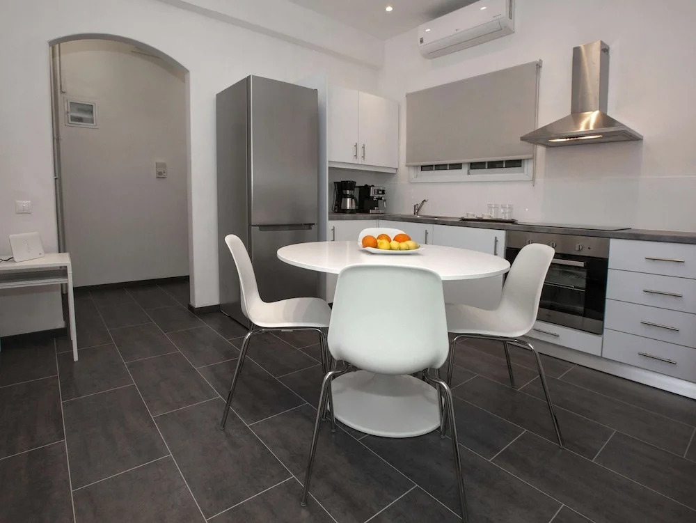 Modern Apartment close to Acropolis Museum by GHH