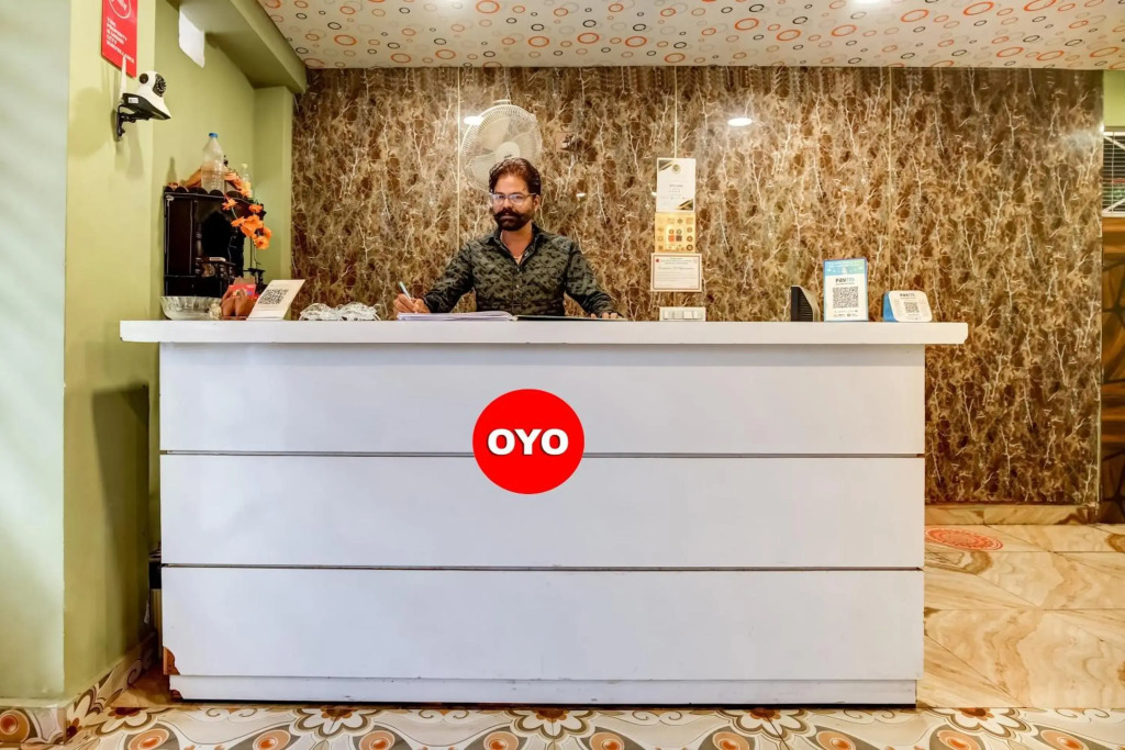OYO Flagship 70340 Hotel Colour