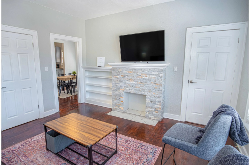 Trendy 3 BR Prime Apt Near Downtown