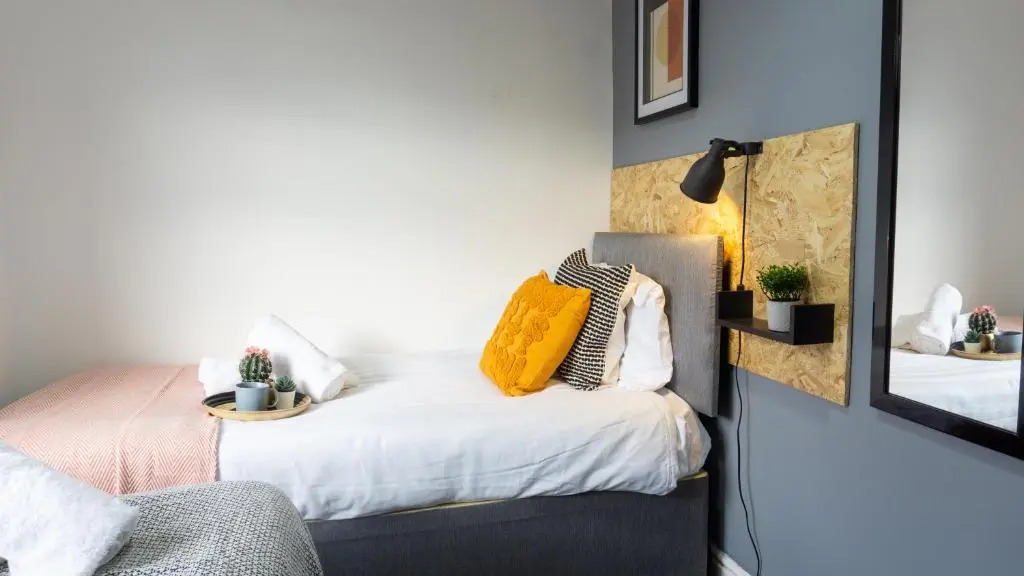 Air Host and Stay - Heyes House- Sleeps 7, free parking, mins from LFC