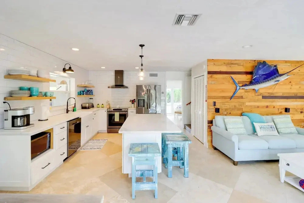 Walk to Beach: Waterfront Home in Marathon