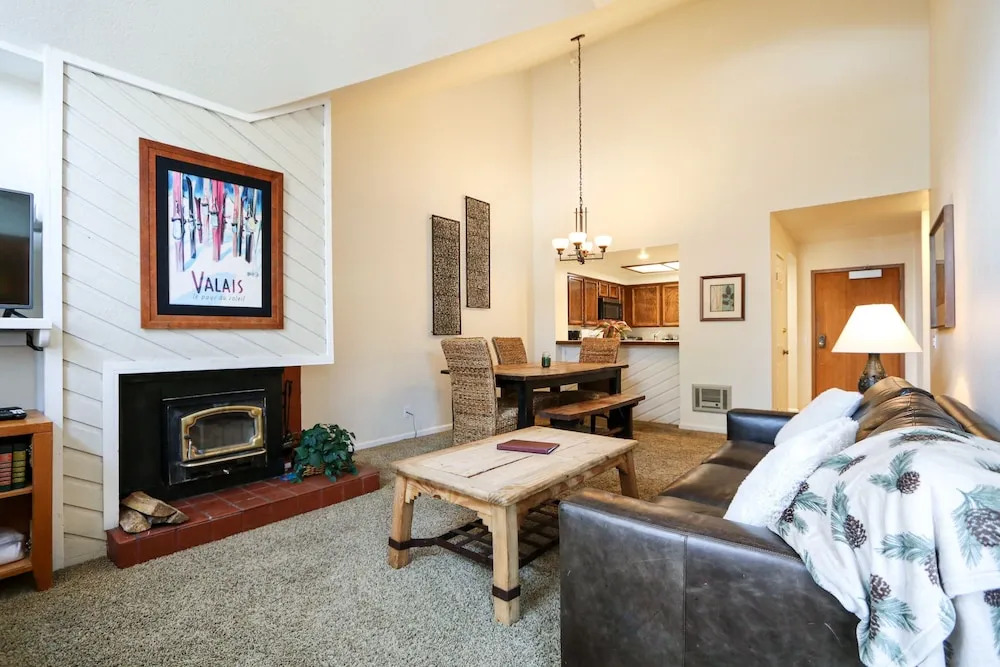 Aspen Creek 311 Walk to Eagle Lodge, Log Burning Fireplace, Great Complex Amenities by RedAwning