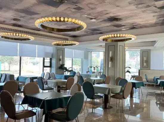 Starway Hotel (Emei High-speed Railway Station Dafo Chan Yard Branch)