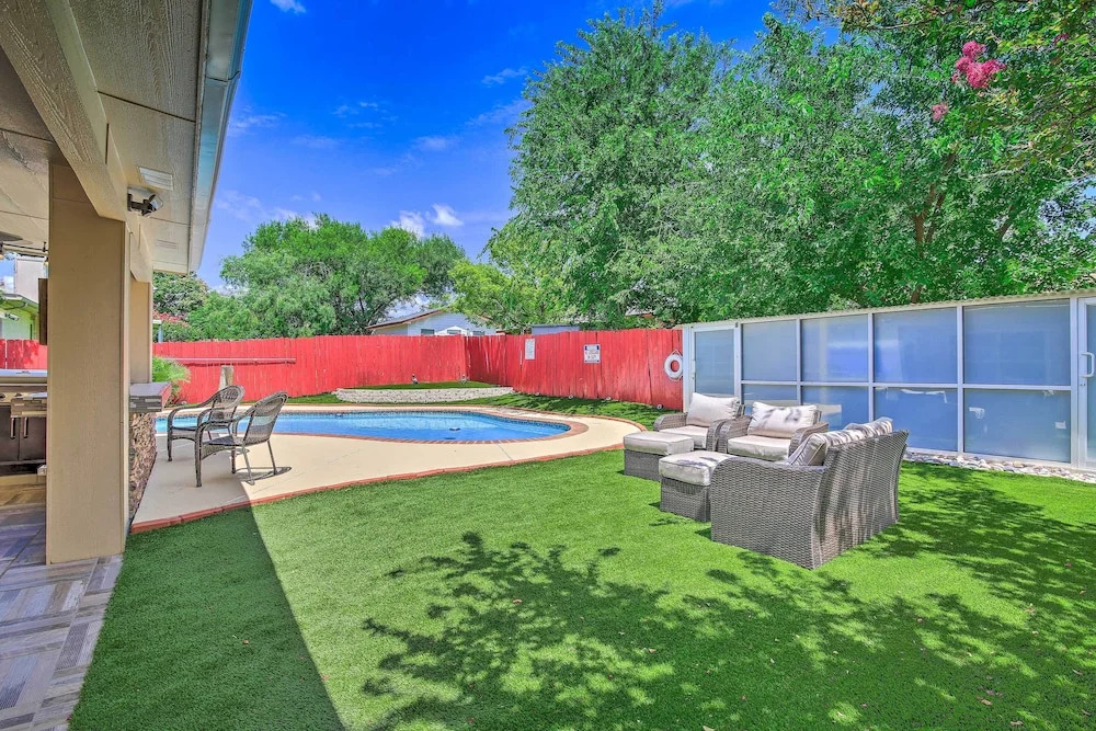 San Antonio Oasis w/ Hot Tub, Pool & Outdoor Bar!