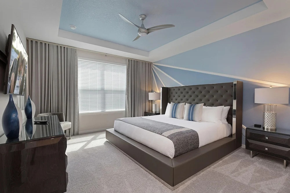 Sr006v: 8 Bed, Incredibles, Fashionista, Pool, Shuffle Board