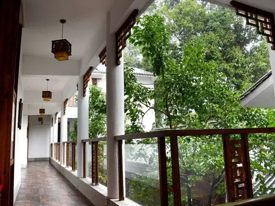 Zhenyangxia Scenic Area Theme Inn