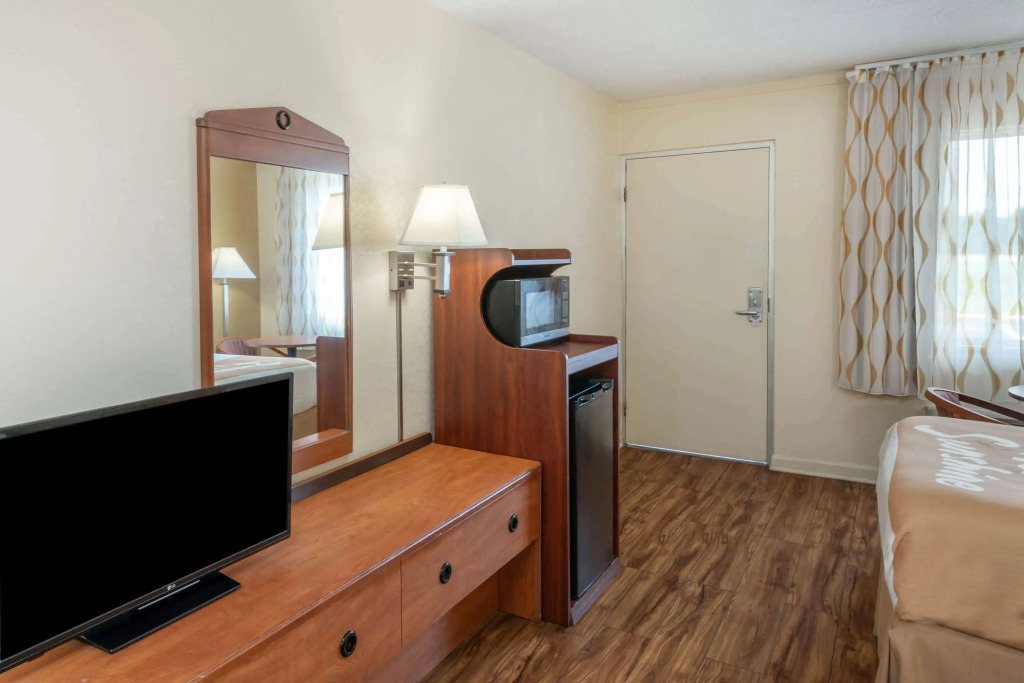 Days Inn by Wyndham Clarksville TN