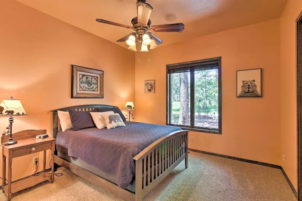 Centrally Located: Lavish Pinetop Paradise!