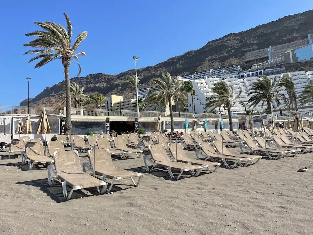 Sunny Seaview Modern apt - Pool and Beach Access