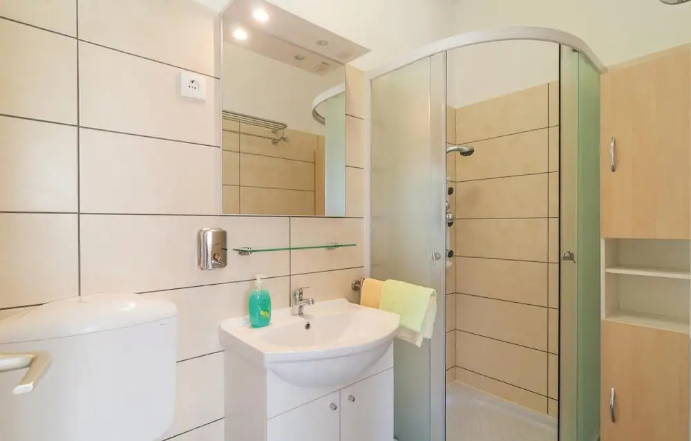 Awesome Home in Pucisca with Hot Tub, WiFi & 5 Bedrooms