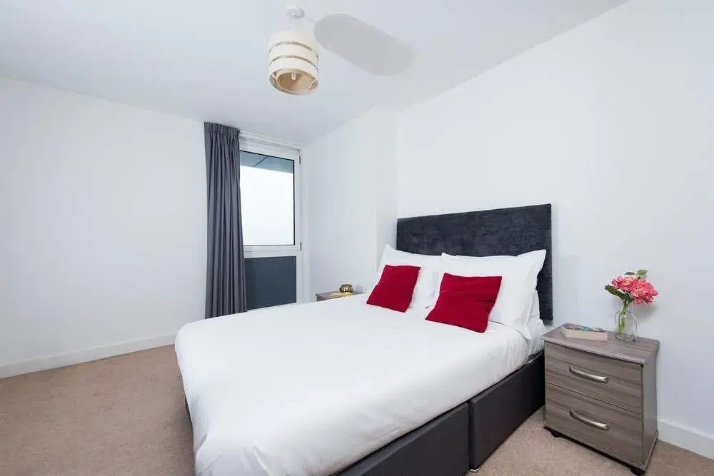 Modern 3BR Flat in Stratford With Great Views!