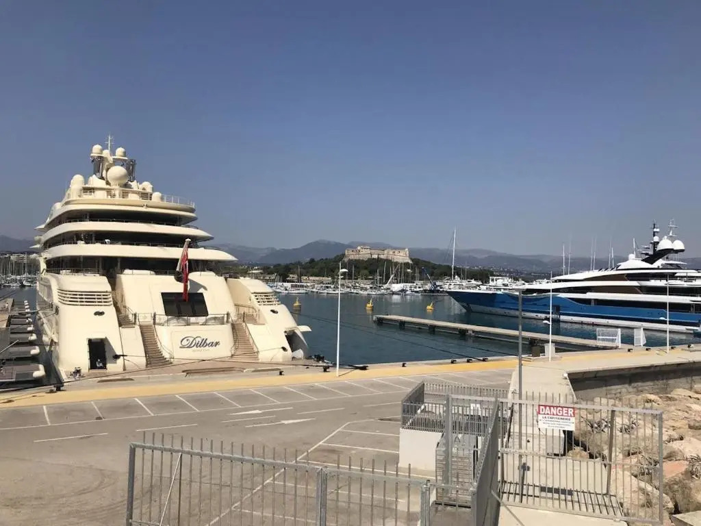 Sleep in Antibes City Port