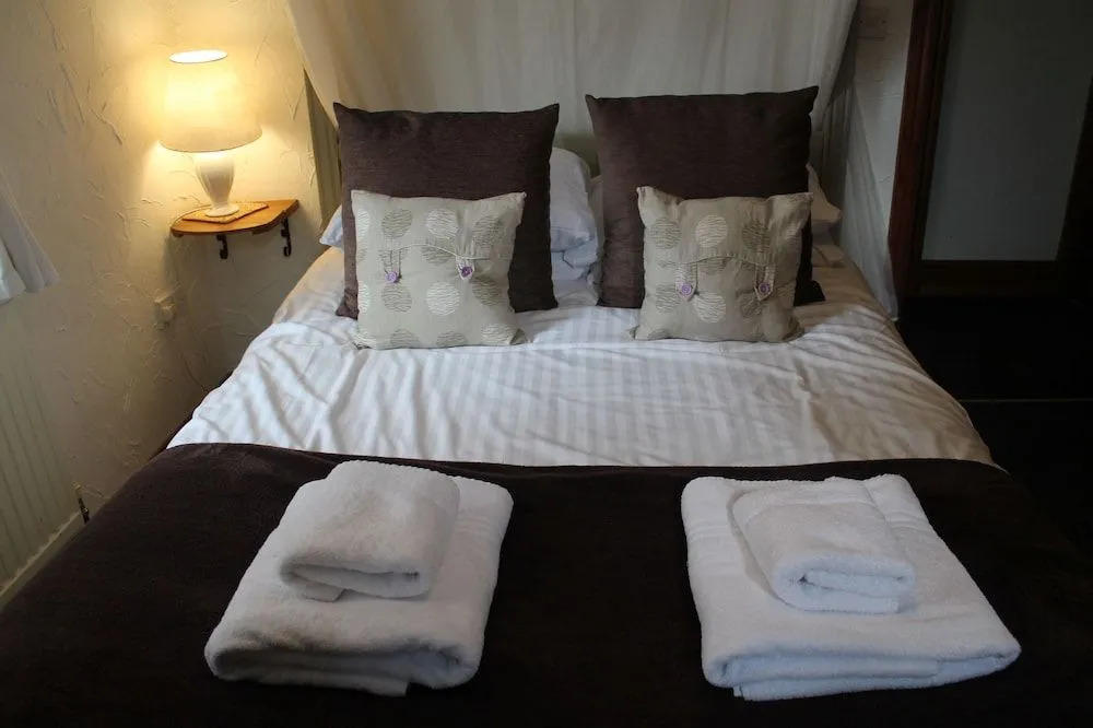 Old Court Hotel & Apartments