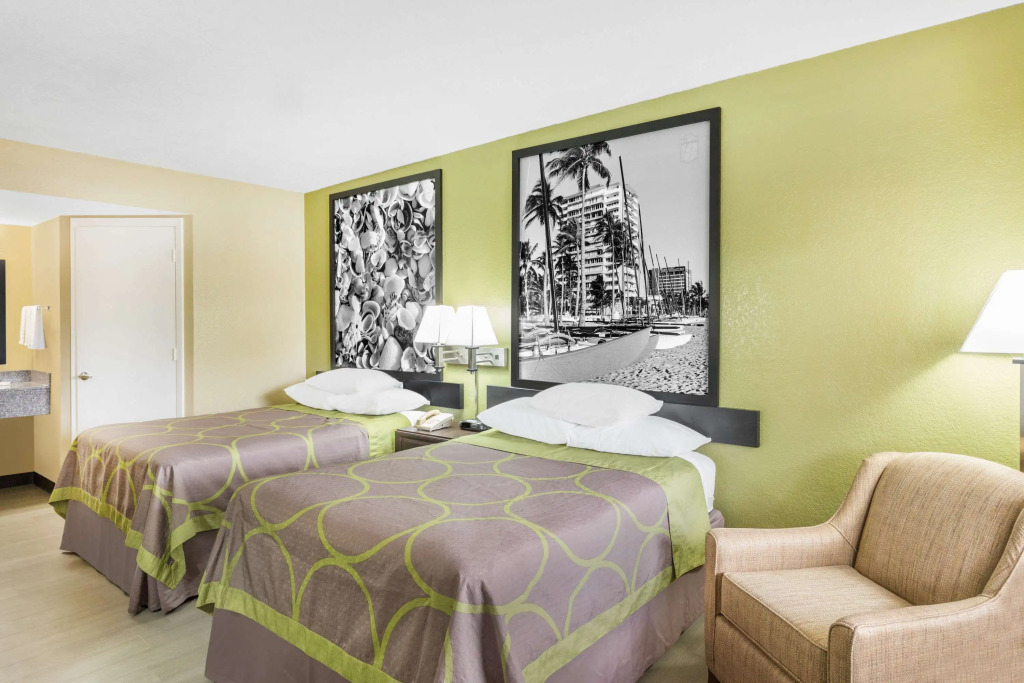 Super 8 by Wyndham Sarasota Near Siesta Key