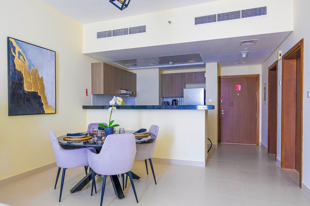 Bloomfields 1BR Canal The View Raha
