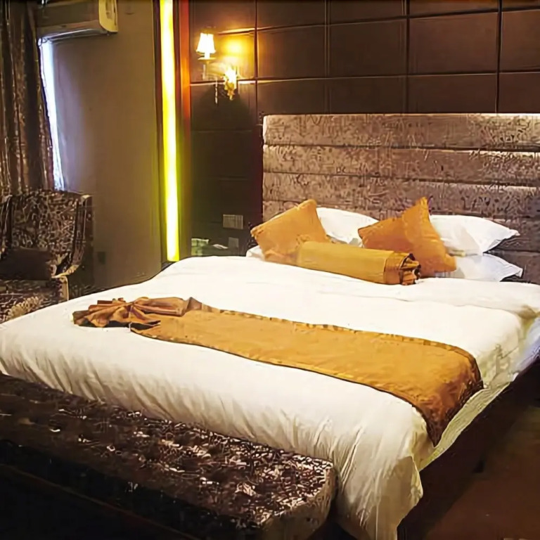 Holiday Hotel