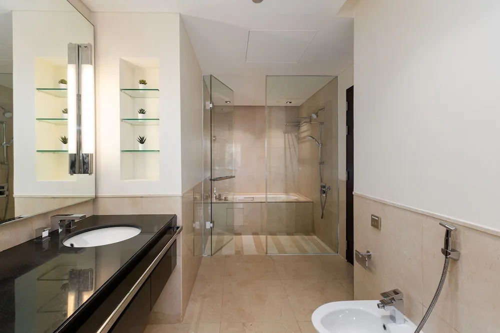Chic 1BR in Dubai Marina w Direct Mall Access