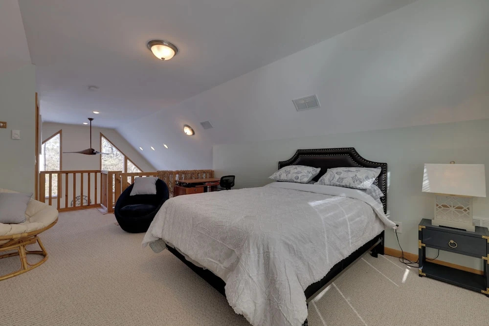 Large Deck + Resort Amenities: Lake Ariel Retreat