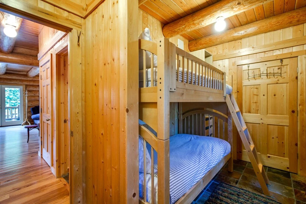 Snowline Cabin #33 - A Stunning Family Log Home With a Hot Tub and Wifi!