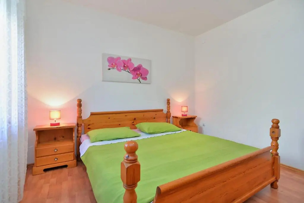House Vlade 1219