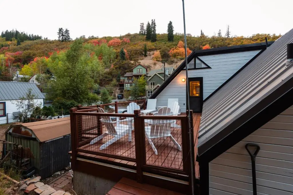 Corduroy Sage Avantstay Cozy & Cute Cabin w/ Deck Sleeps 21!