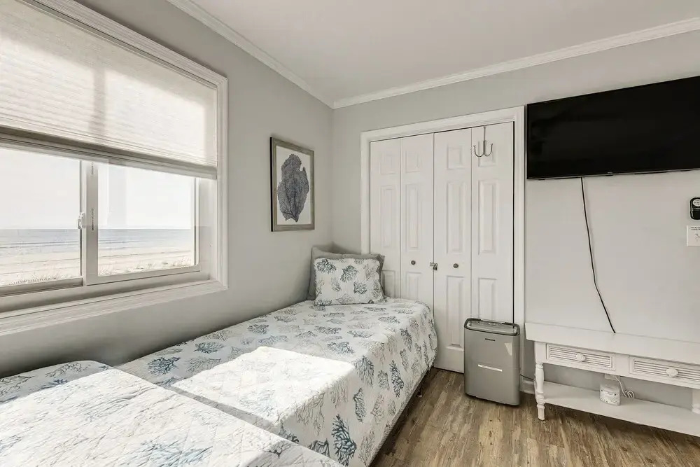Ocean Isle Beach Condo w/ Balcony: Steps to Shore!