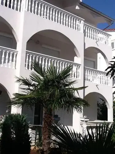 Amelia Apartment