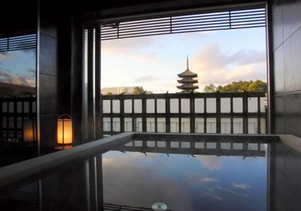 Ryokan Asukasou at the entrancne of Nara park