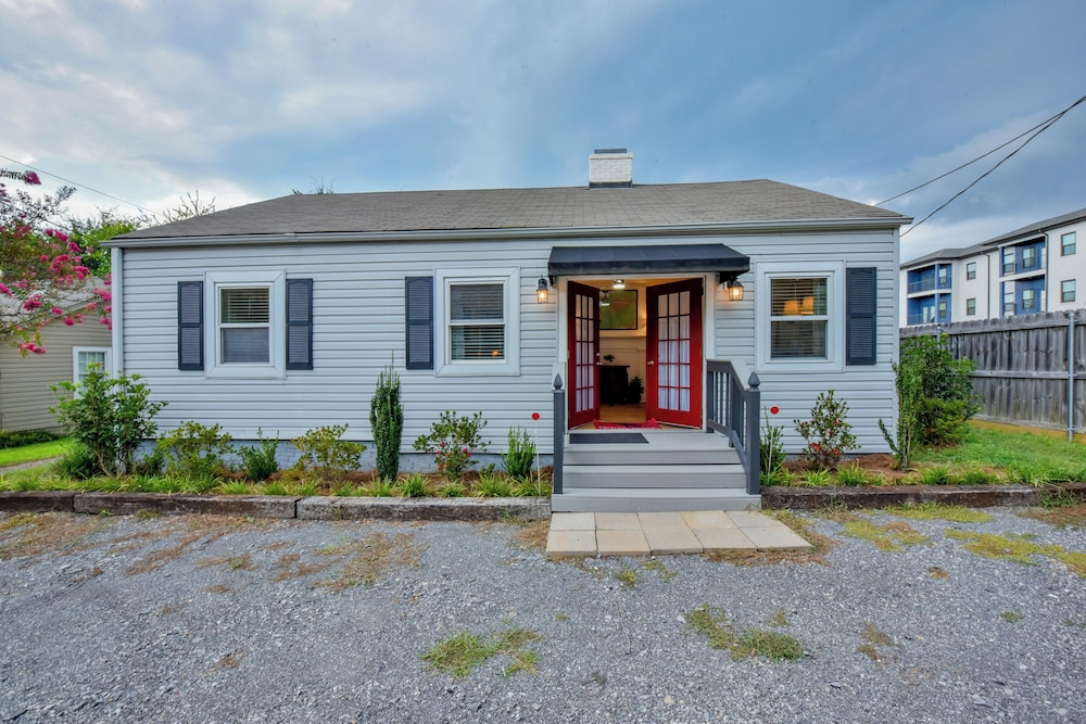 1 Mile to UA Campus: Walkable Midtown Getaway