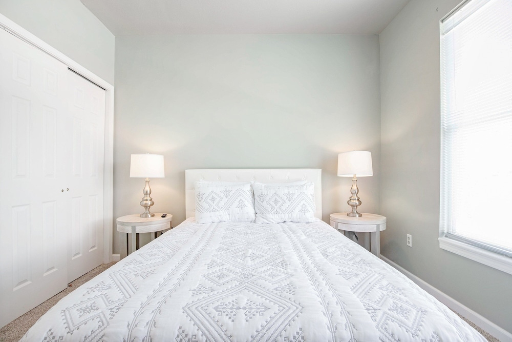Sleeps 30! Decks, Docks & Lake Life!