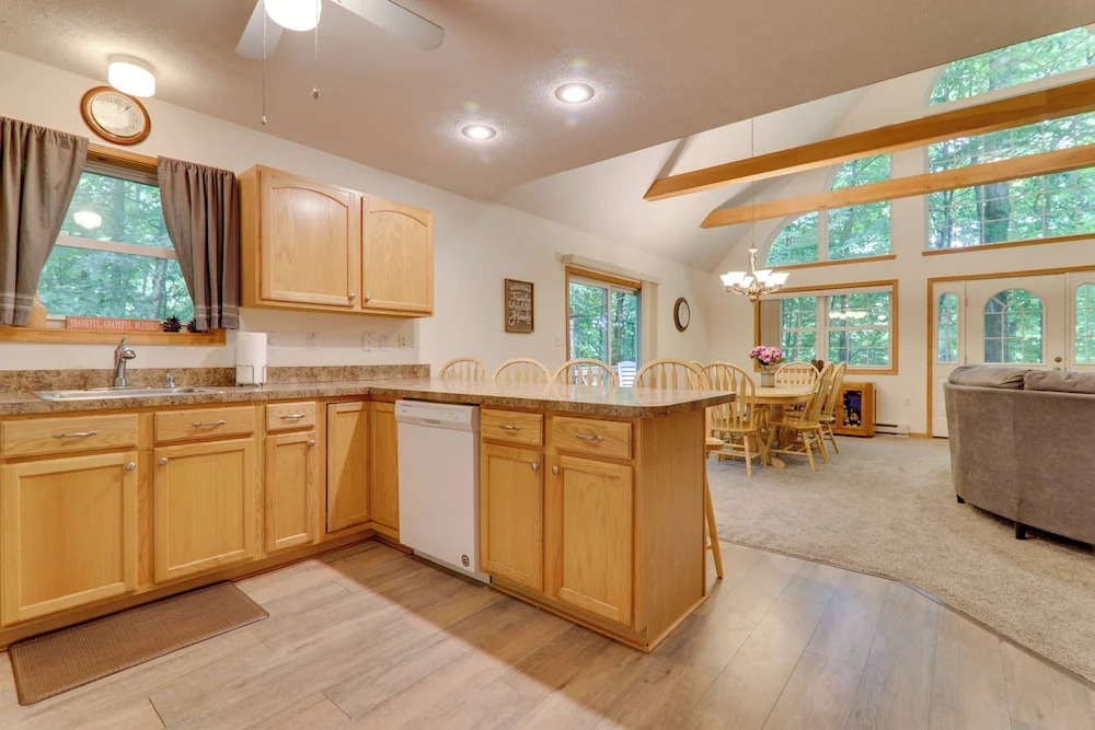 Deck & Resort Amenities: Arrowhead Lake Home!