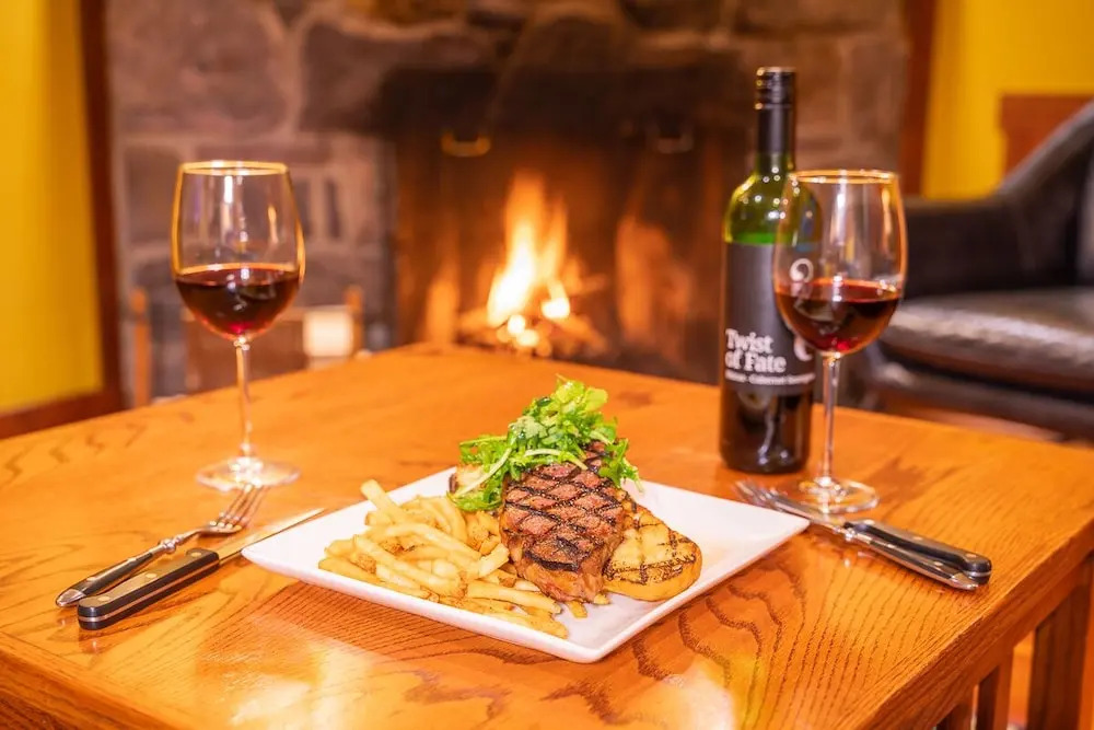 Johnston Canyon Lodge & Bungalows
