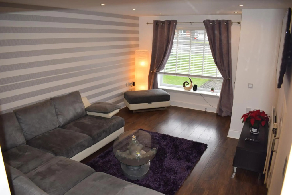 Silverburn new house with free parking and nice garden