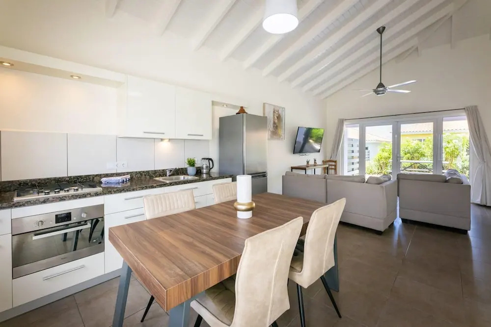 Charming 2BR Apt With Tropical Garden Pool