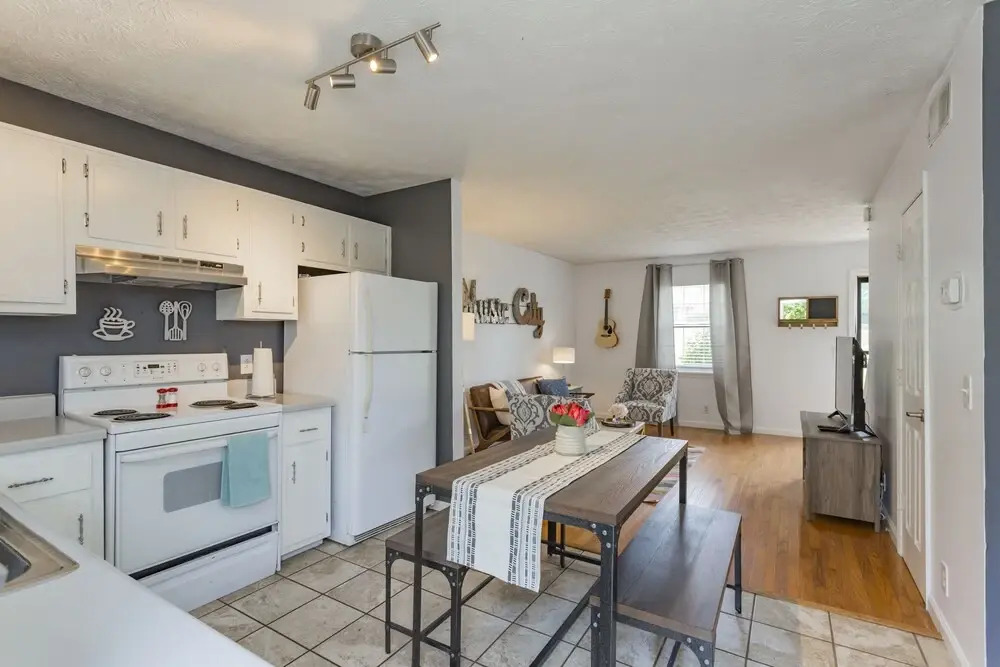 Take a Jog in Nearby Shelby Park at a Bright, Cozy Home