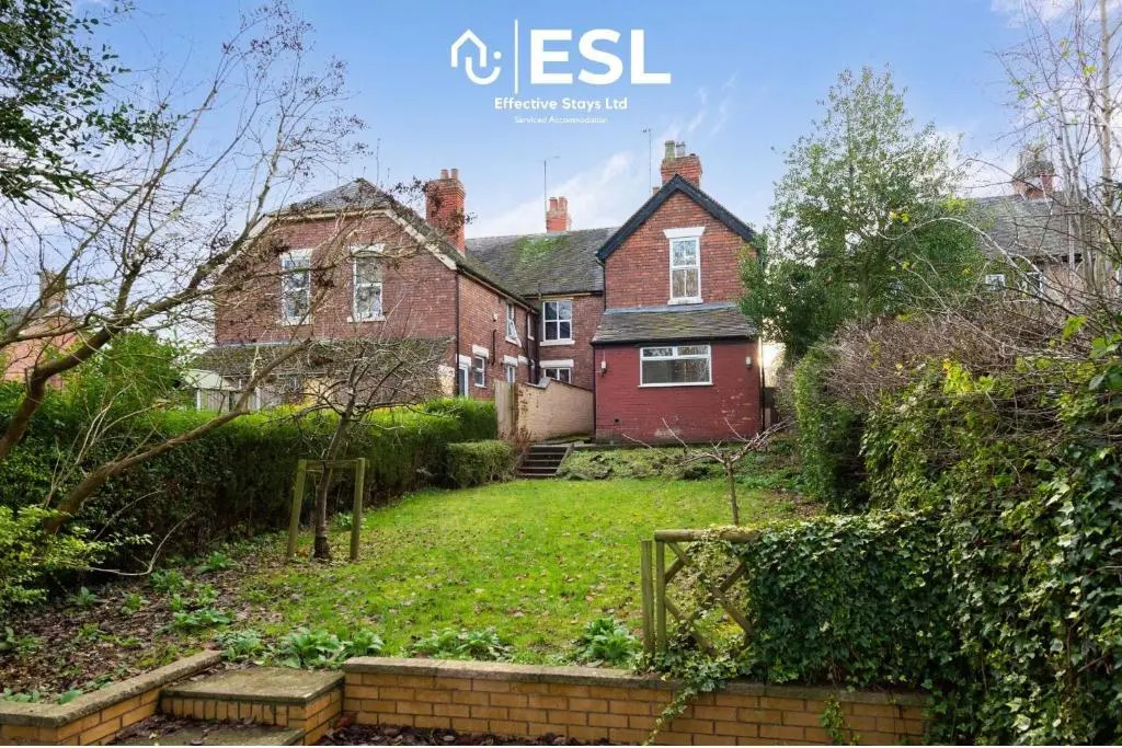 Large 5 Bedroom Victorian House - Drive Way Parking