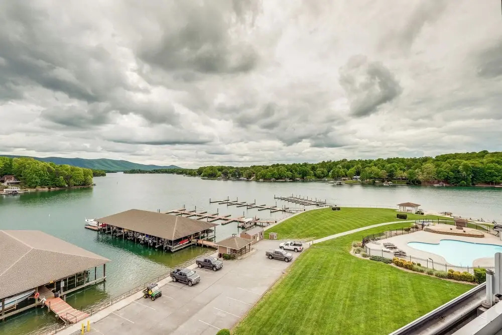 Lakefront Huddleston Condo w/ Community Pool